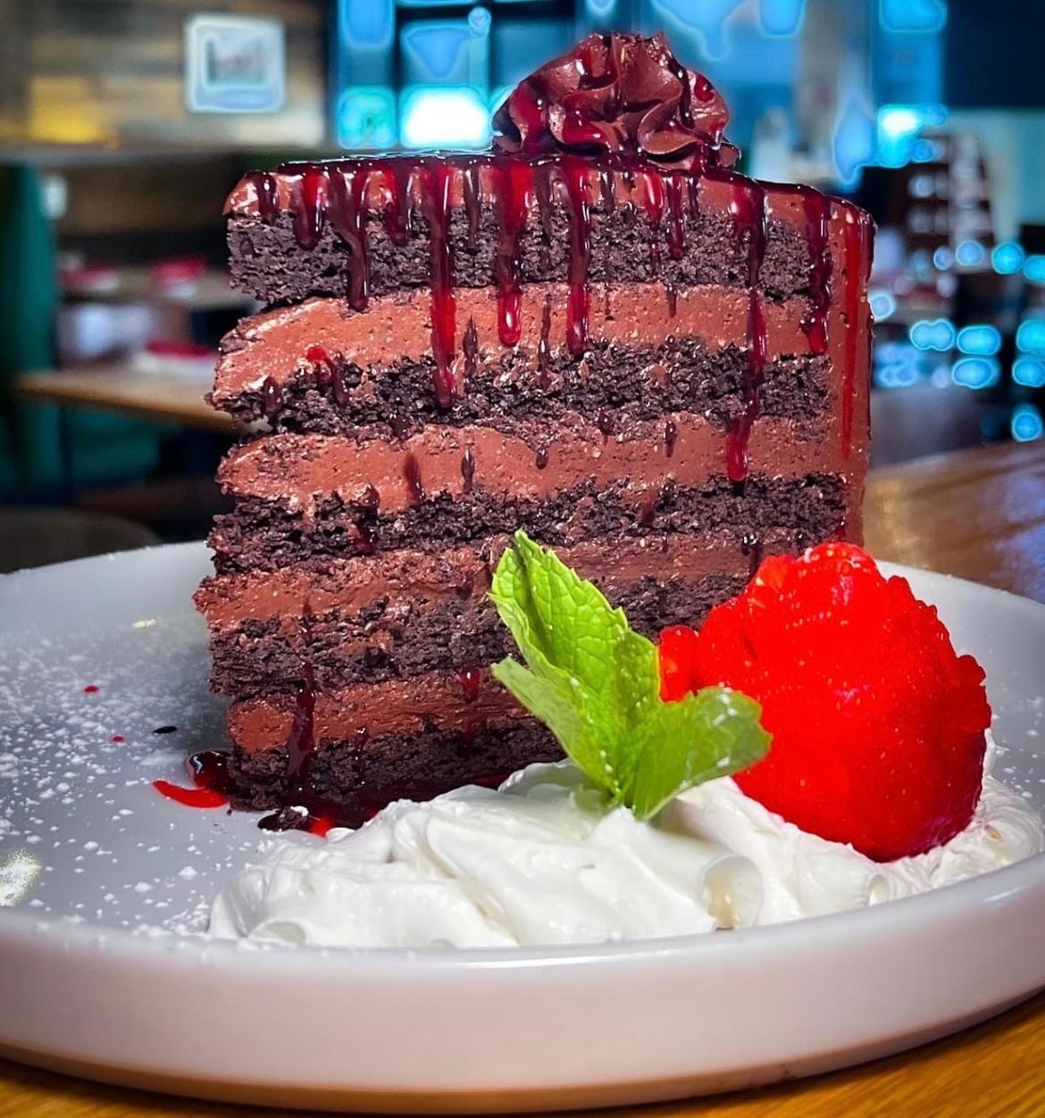 Pastel de tres chocolates con sirope de fresa y mezcal